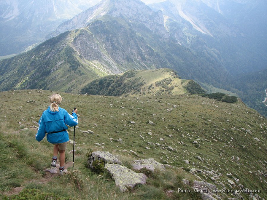 cimagpII 053.jpg - Superato l'ultimo passaggio in cresta, il percorso è in discesa e diventa più agevole...siamo già in vista del Passo della Marogella